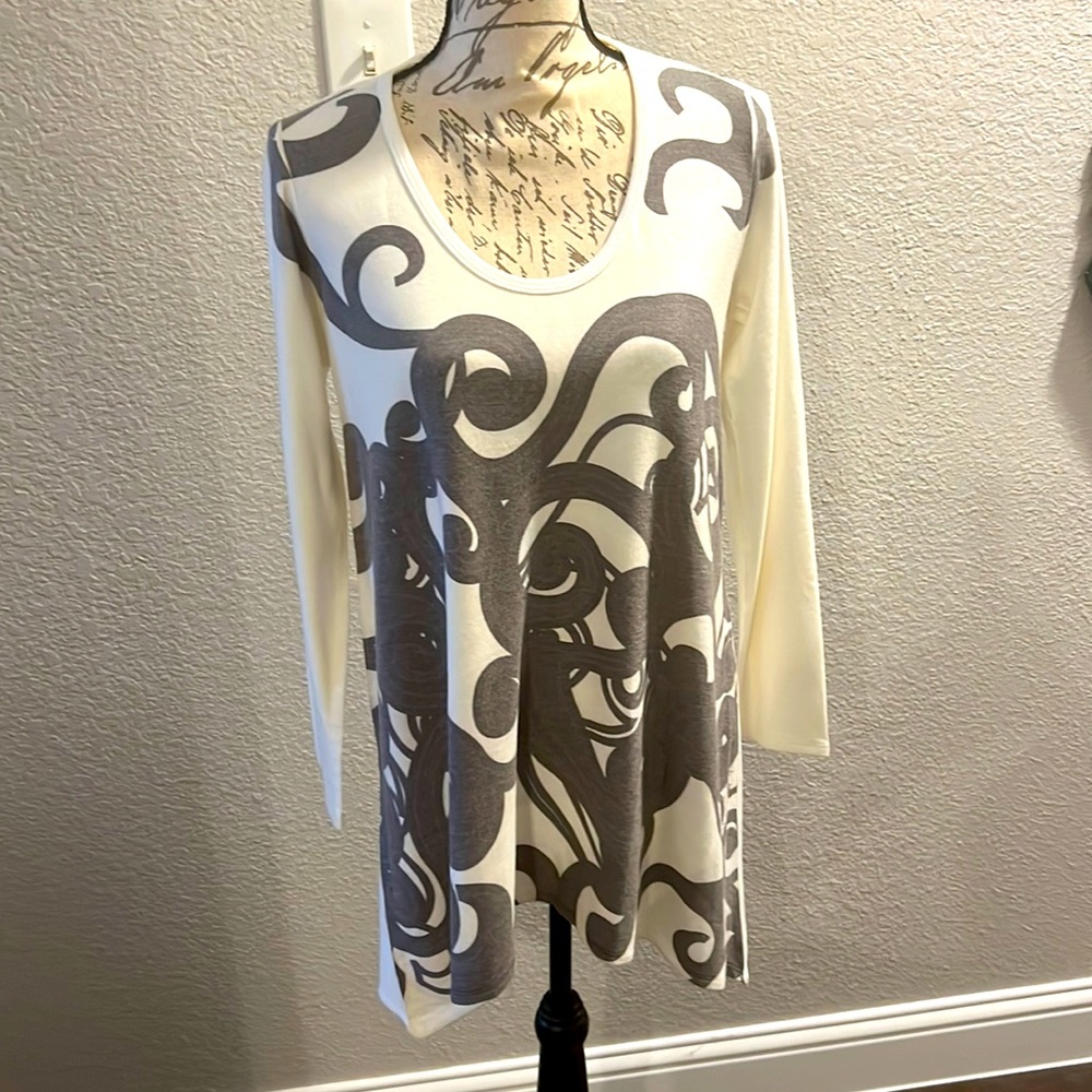 New w/Tags Go Culture Gray & Cream Long Sleeve Tunic Size L